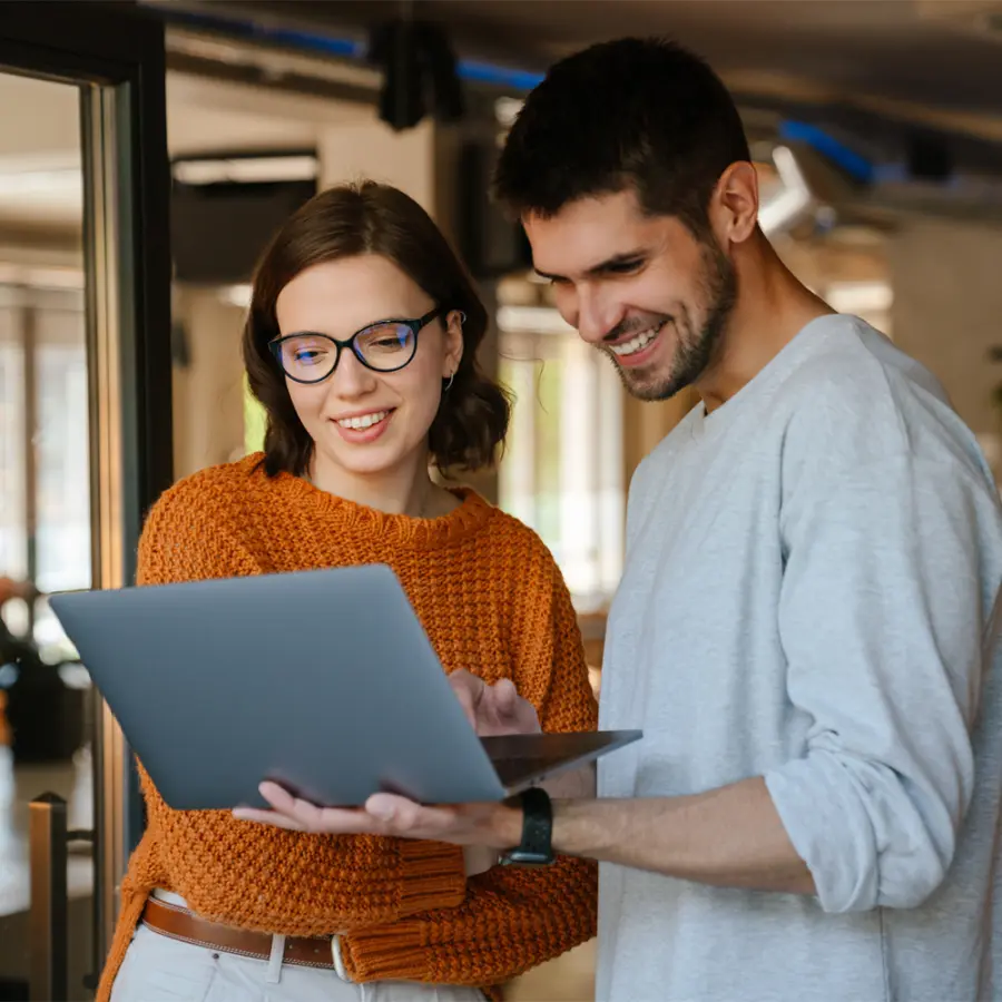 solo dos personas leyendo en una laptop